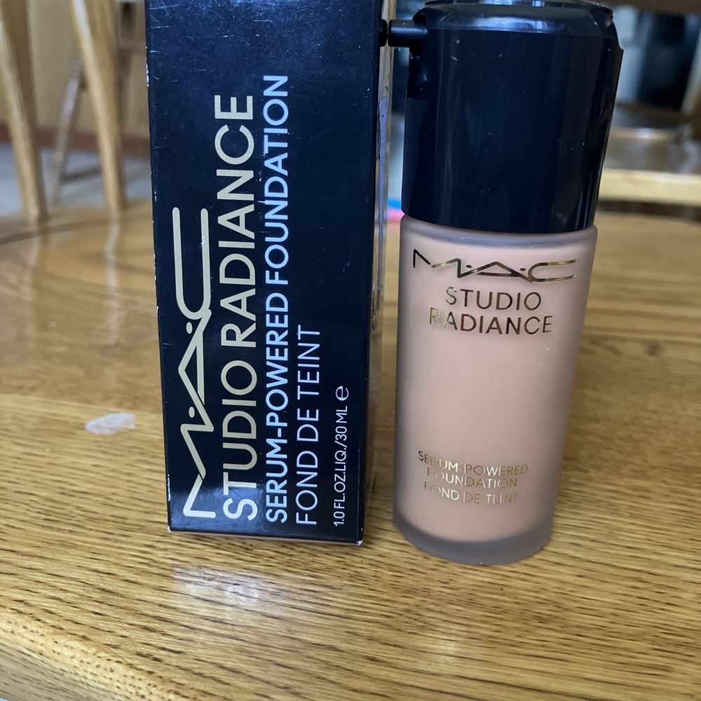 MAC NW35 Studio Radiance Serum Powered Foundation  new in Box 24 hour hydration